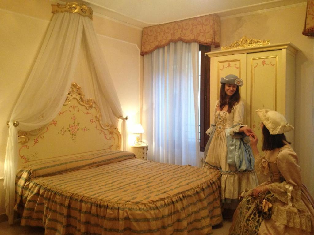 At Leonard * Venecia