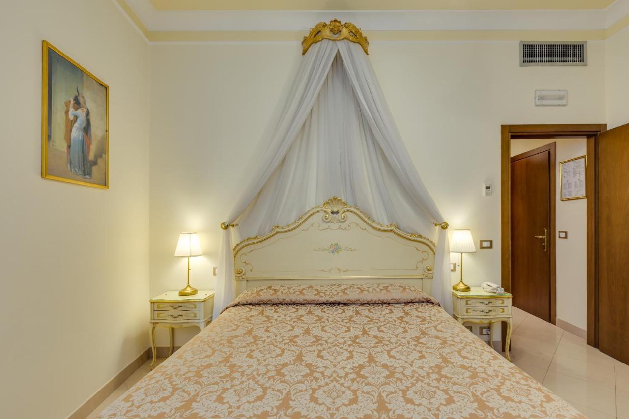 At Leonard Hotel Venecia