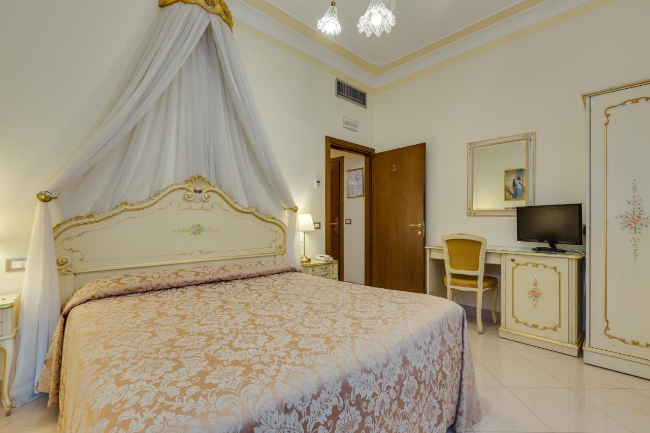 At Leonard Hotel Venecia
